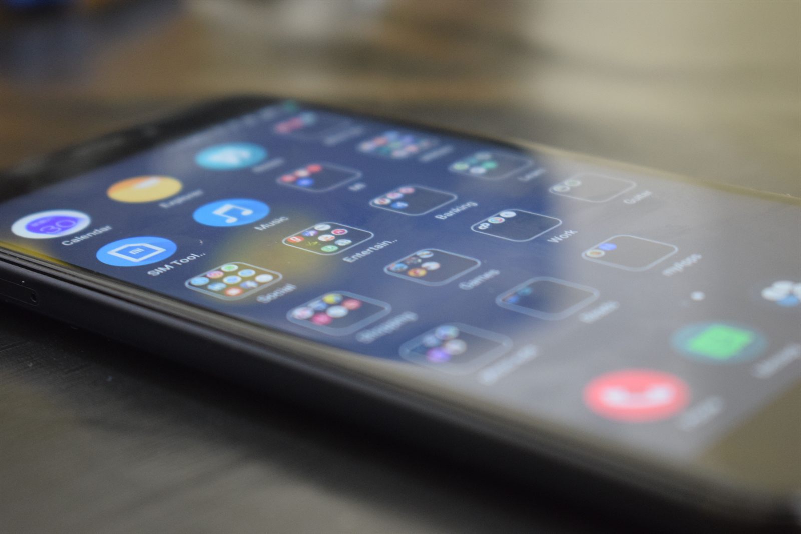 Telefon z ikonami aplikacji na ekranie